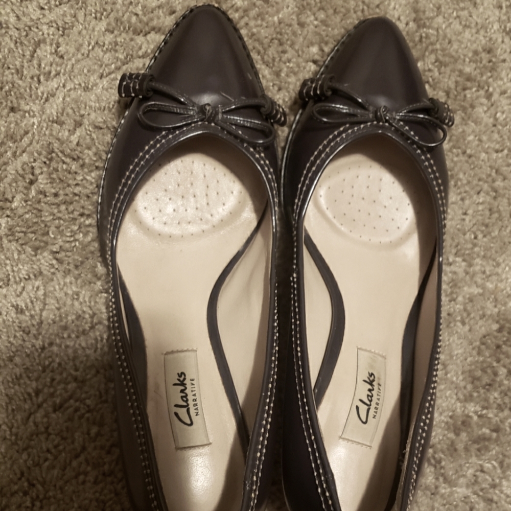 Grey shoes, 2 inches heel, decorated with a beautiful tie loop.